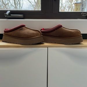 Ugg Tazz Platform Chestnut 7 barely worn still has stickers on bottom like new